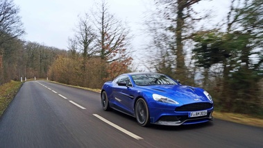 Aston Martin Vanquish bleu 3/4 avant droit travelling 2