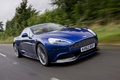 Aston Martin Vanquish bleu 3/4 avant droit travelling penché
