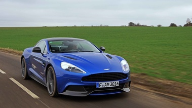 Aston Martin Vanquish bleu 3/4 avant droit travelling