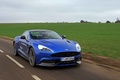 Aston Martin Vanquish bleu 3/4 avant droit travelling