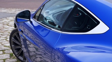 Aston Martin Vanquish bleu aile arrière gauche