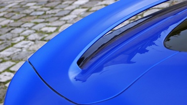 Aston Martin Vanquish bleu aileron