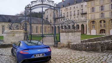 Aston Martin Vanquish bleu face arrière