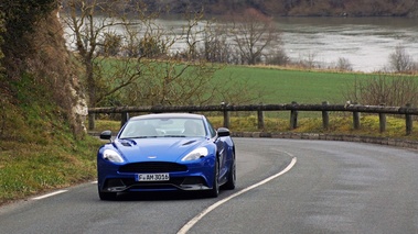 Aston Martin Vanquish bleu face avant 2