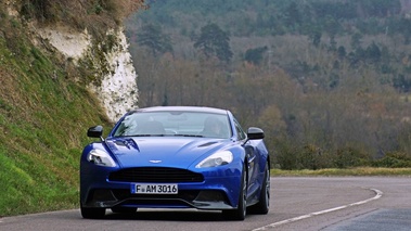 Aston Martin Vanquish bleu face avant