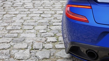 Aston Martin Vanquish bleu feux arrière