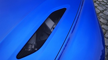 Aston Martin Vanquish bleu louvre de capot