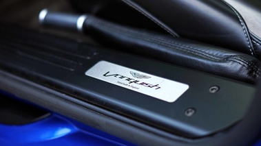 Aston Martin Vanquish bleu pas de porte