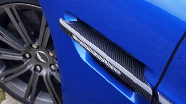 Aston Martin Vanquish bleu prise d'air carbone