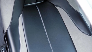 Aston Martin Vanquish bleu siège debout
