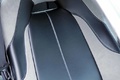 Aston Martin Vanquish bleu siège debout