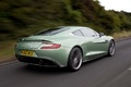 Aston Martin Vanquish vert 3/4 arrière gauche travelling penché