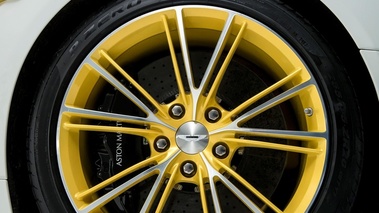 Aston Martin Vanquish Volante 60th AM Works - Blanche jantes jaunes - détail, jante