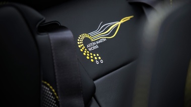 Aston Martin Vanquish Volante 60th AM Works - Blanche jantes jaunes - Logo
