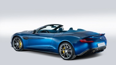 Aston Martin Vanquish Volante - bleue - 3/4 arrière gauche capote ouverte