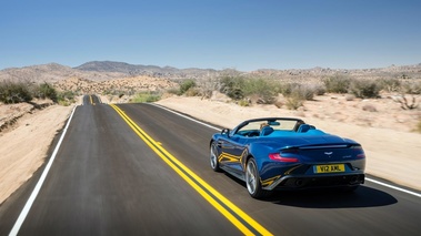 Aston Martin Vanquish Volante - bleue - 3/4 arrière gauche dynamique