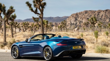 Aston Martin Vanquish Volante - bleue - 3/4 arrière gauche