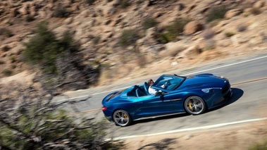 Aston Martin Vanquish Volante - bleue - 3/4 avant droit dynamique penché