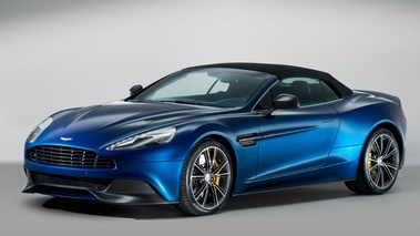 Aston Martin Vanquish Volante - bleue - 3/4 avant gauche capote fermée