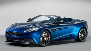 Aston Martin Vanquish Volante - bleue - 3/4 avant gauche capote ouverte