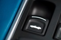 Aston Martin Vanquish Volante - bleue - détail, bouton d'ouverture