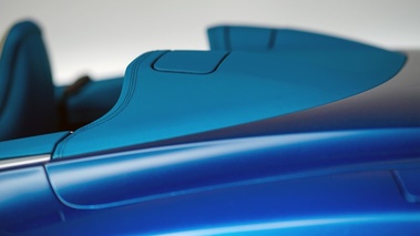 Aston Martin Vanquish Volante - bleue - détail, couvre capote
