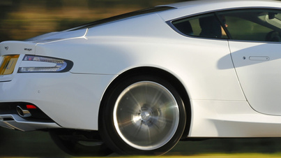 Aston Martin Virage blanc vue de la jante en travelling