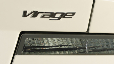 Aston Martin Virage blanc logo Virage