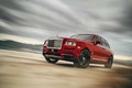 Rolls Royce Cullinan rouge 3/4 avant gauche travelling penché