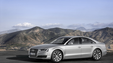 Audi A8 2013 - grise - 3/4 avant gauche