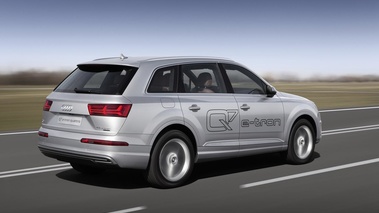 Audi Q7 e-Tron - Gris - 3/4 arrière droit