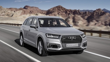 Audi Q7 e-Tron - Gris - 3/4 avant droit dynamique