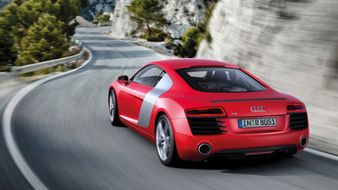 Audi R8 2013 - rouge - 3/4 arrière gauche, dynamique