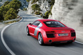 Audi R8 2013 - rouge - 3/4 arrière gauche, dynamique