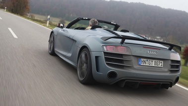 Audi R8 GT Spyder bleu mate 3/4 arrière gauche travelling penché