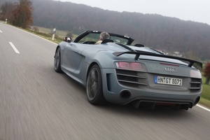 Audi R8 GT Spyder bleu mate vue de 3/4 arrière gauche en travelling