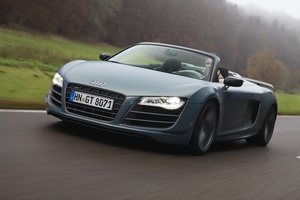 Audi R8 GT Spyder bleu mate vue de 3/4 avant gauche en travelling