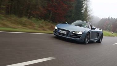 Audi R8 GT Spyder bleu mate 3/4 avant gauche travelling penché 3