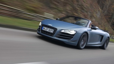 Audi R8 GT Spyder bleu mate 3/4 avant gauche travelling penché 4