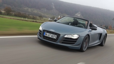 Audi R8 GT Spyder bleu mate 3/4 avant gauche travelling penché 6