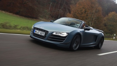 Audi R8 GT Spyder bleu mate 3/4 avant gauche travelling penché