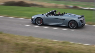 Audi R8 GT Spyder bleu mate filé penché