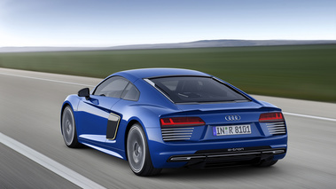 Audi R8 MY2015 e-Tron bleu 3/4 arrière gauche travelling