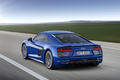 Audi R8 MY2015 e-Tron bleu 3/4 arrière gauche travelling