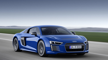 Audi R8 MY2015 e-Tron bleu 3/4 avant droit travelling