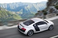 Audi R8 V10 MkII blanc 3/4 arrière droit travelling vue de haut