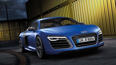 Audi R8 V10 Plus bleu mate 3/4 avant droit penché