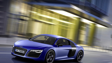 Audi R8 V10 Plus bleu mate 3/4 avant gauche travelling penché