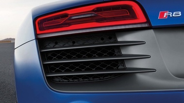 Audi R8 V10 Plus bleu mate feux arrière debout