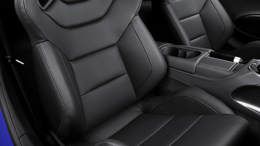 Audi R8 V10 Plus bleu mate sièges debout